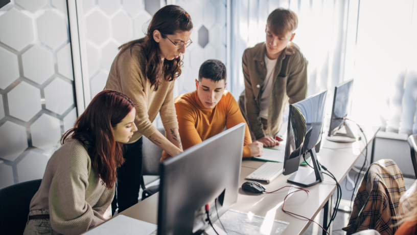 Introduzir blocos visuais, desafios lúdicos e resolução de problemas é o início ideal para aprender a programar, na visão de Sérgio Bento De Araújo.