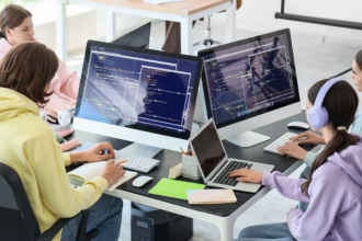 A programação por blocos no Fundamental I desenvolve lógica e criatividade desde cedo com passos simples e acessíveis — como orienta Sérgio Bento De Araújo.