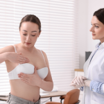 Mamografia dói? Vinicius Tadeu Sattin Rodrigues explica os fatores que influenciam o desconforto e como tornar o exame mais confortável.