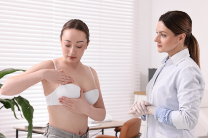 Mamografia dói? Vinicius Tadeu Sattin Rodrigues explica os fatores que influenciam o desconforto e como tornar o exame mais confortável.