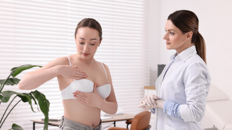 Mamografia dói? Vinicius Tadeu Sattin Rodrigues explica os fatores que influenciam o desconforto e como tornar o exame mais confortável.