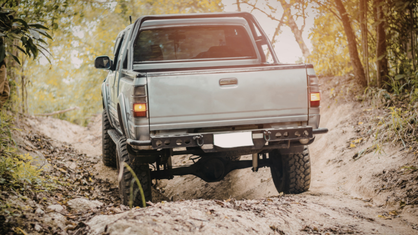 Neste artigo, Felipe Schroeder dos Anjos detalha o conceito de off-road, mostrando como funciona essa modalidade e por que ela atrai cada vez mais entusiastas do automobilismo e da aventura.