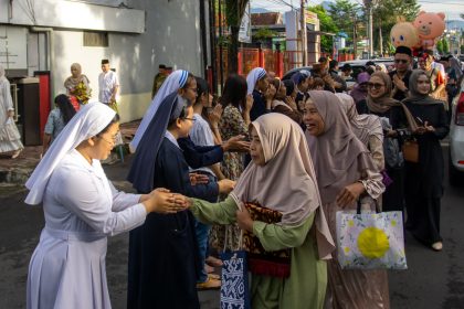 Freiras e mulheres muçulmanas se cumprimentam durante um encontro inter-religioso na Indonésia.