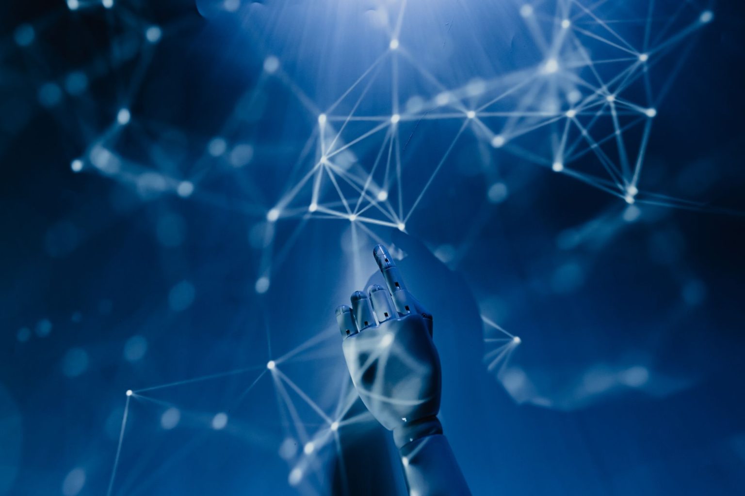 Mão robótica alcançando uma rede digital azul, simbolizando inteligência artificial e conectividade tecnológica.