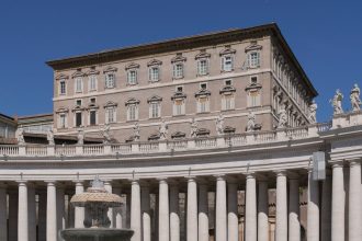 Vista do Palácio Apostólico e da colunata da Praça de São Pedro, no Vaticano.