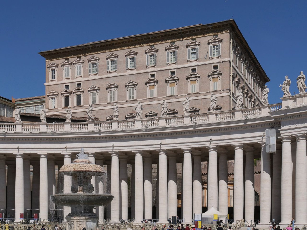 Vista do Palácio Apostólico e da colunata da Praça de São Pedro, no Vaticano.